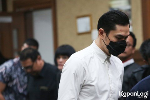 Potret Harvey Moeis Tampil Rapih Kece dengan Kemeja Putih dan Masker Hitam saat Jalani Sidang Tuntutan Kasus Korupsi Timah