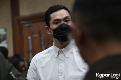 Potret Harvey Moeis Tampil Rapih Kece dengan Kemeja Putih dan Masker Hitam saat Jalani Sidang Tuntutan Kasus Korupsi Timah