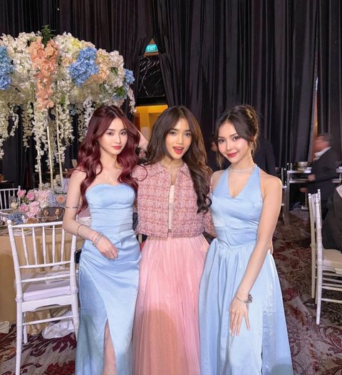 Penampilan Anggun Catheez dan Meyden saat Jadi Bridesmaid Pernikahan Vior, Cantik Natural Pakai Gaun Biru Pastel