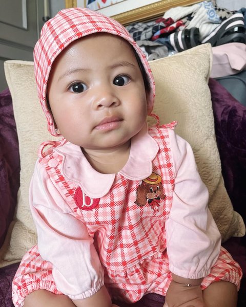 Potret Gaya Ceria Baby Lily Berbalut Baju Kotak-Kotak Merah, Menggemaskan Banjir Panggilan Baru