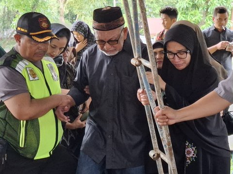 Pecah Tangis Ussy Sulistiawaty saat Pemakaman Sang Ibu, Tak Kuasa Menahan Kesedihan Mendalam