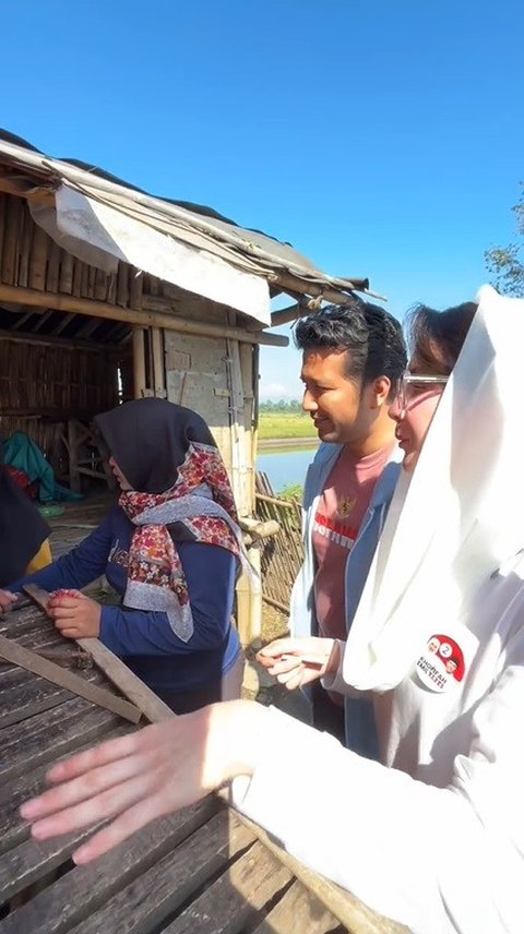 Momen Arumi Bachsin dan Emil Dardak Borong Rambutan Binjai di Pinggir Jalan Banjir Pujian, Disebut Rendah Hati Meski Sudah Tinggi