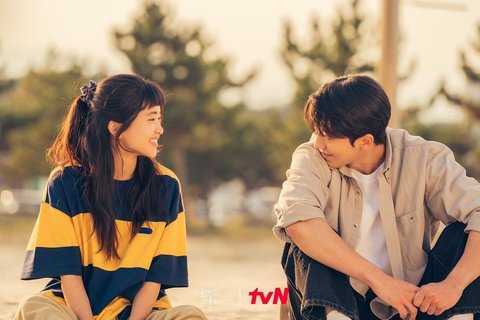 10 Drama Korea yang Cocok Ditonton saat Hujan, Punya Vibes yang Bikin Nyaman