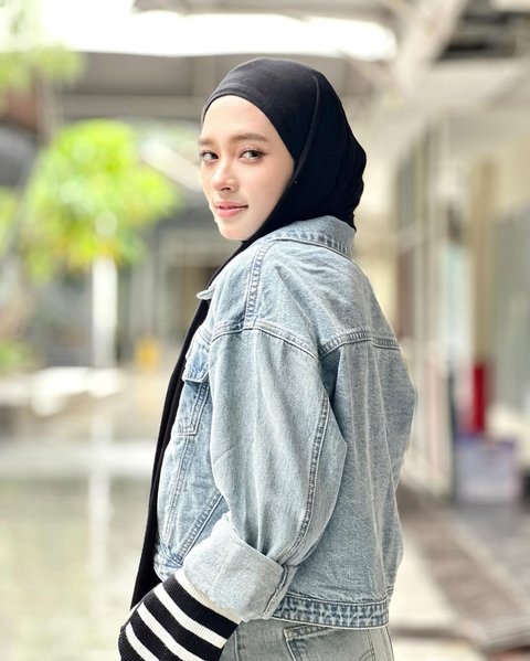 Gaya 'Mix and Match' Inara Rusli Pakai Busana Denim, Tampil Stylish dan Tetap Sesuai Syariat