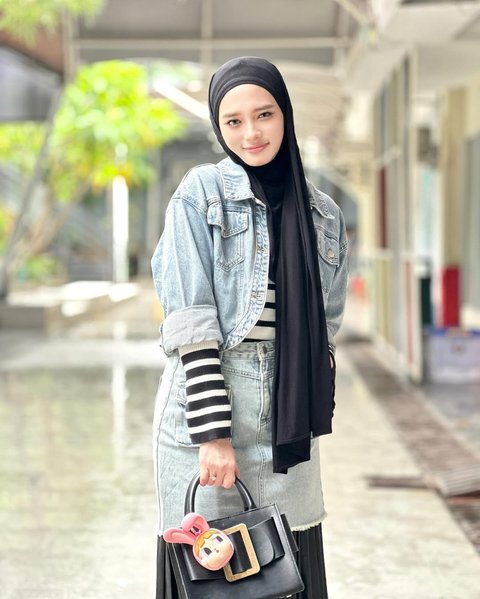 Gaya 'Mix and Match' Inara Rusli Pakai Busana Denim, Tampil Stylish dan Tetap Sesuai Syariat