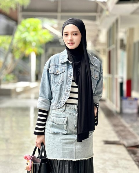 Gaya 'Mix and Match' Inara Rusli Pakai Busana Denim, Tampil Stylish dan Tetap Sesuai Syariat