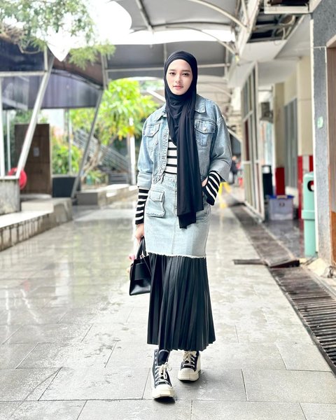 Gaya 'Mix and Match' Inara Rusli Pakai Busana Denim, Tampil Stylish dan Tetap Sesuai Syariat