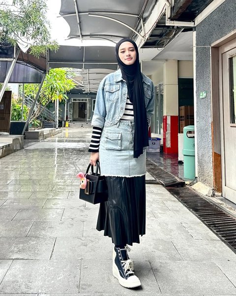 Gaya 'Mix and Match' Inara Rusli Pakai Busana Denim, Tampil Stylish dan Tetap Sesuai Syariat