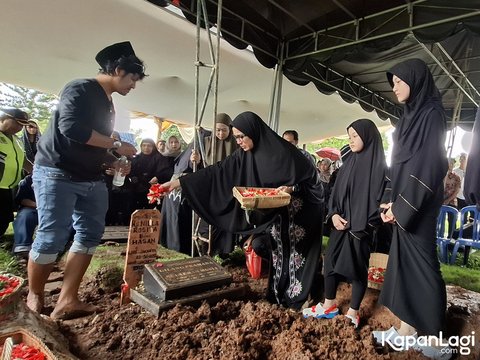 Penuk Isak Tangis, Potret Pemakaman Ibu Ussy Sulistiawaty - Andhika Pratama Antar ke Liang Lahat