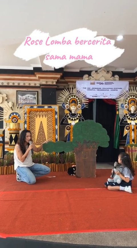 Potret Kompak Dahlia Poland dan Anak Ikut Lomba Mendongeng di Sekolah, Sukses Bawa Pulang Piala Juara Satu