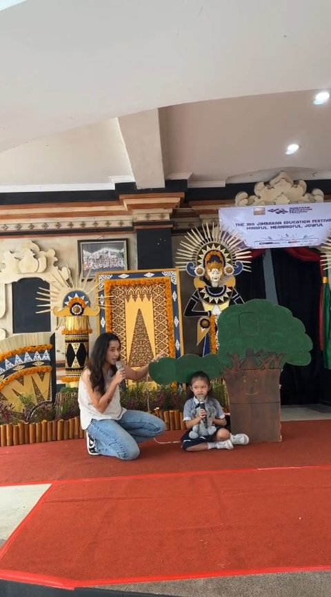 Potret Kompak Dahlia Poland dan Anak Ikut Lomba Mendongeng di Sekolah, Sukses Bawa Pulang Piala Juara Satu