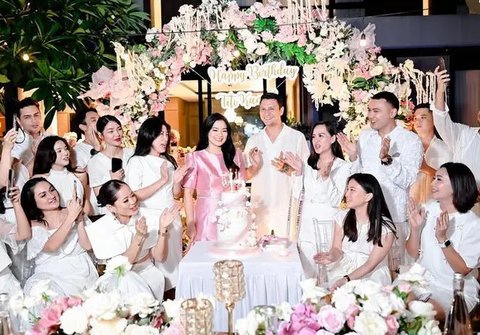 Titi Kamal Rayakan Ulang Tahun ke-43 di Rumah, Tampil Cantik Awet Muda Pakai Dress Pink Bak Barbie