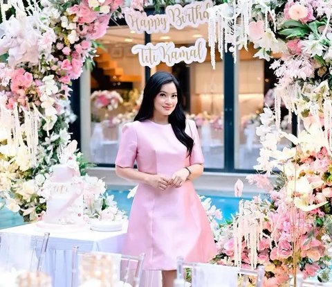 Titi Kamal Rayakan Ulang Tahun ke-43 di Rumah, Tampil Cantik Awet Muda Pakai Dress Pink Bak Barbie