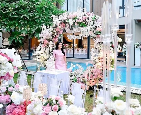 Titi Kamal Rayakan Ulang Tahun ke-43 di Rumah, Tampil Cantik Awet Muda Pakai Dress Pink Bak Barbie