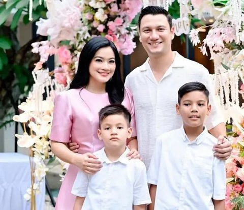 Titi Kamal Rayakan Ulang Tahun ke-43 di Rumah, Tampil Cantik Awet Muda Pakai Dress Pink Bak Barbie