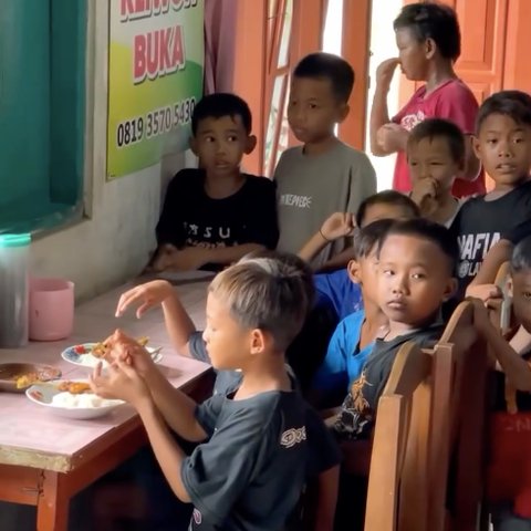 Mantan Capres Traktir Para Bocil Makan di Warung Sederhana, Bikin Girang Menunya Lezat Banget