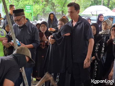 Potret Andhika Pratama Ungkap Alasan Ibu dan Adik Ussy Sulistiawaty Dimakamkan Satu Liang Lahat