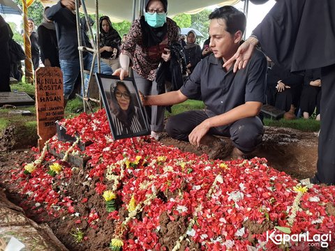 Potret Andhika Pratama Ungkap Alasan Ibu dan Adik Ussy Sulistiawaty Dimakamkan Satu Liang Lahat