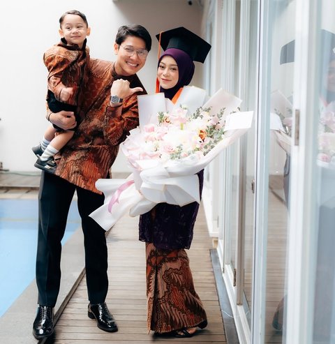 Lesti Kejora Curi Perhatian di Momen Wisuda, Tampilan Menawan Pamer Baby Bump