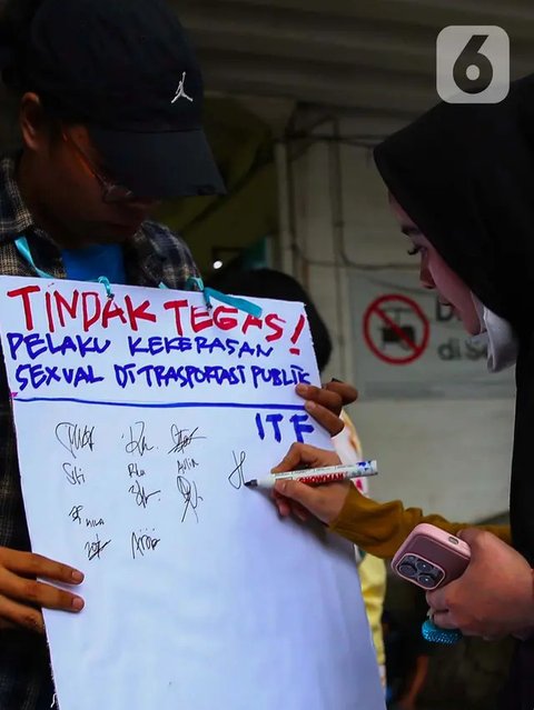 FOTO: Aksi Teatrikal Kampanyekan Stop Pelecehan Seksual di Transportasi Umum