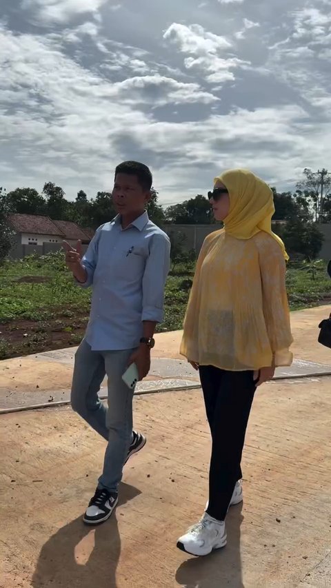 Kompak Pakai Kacama Hitam, Potret Irish Bella Temani Haldy Sabri Cek Proyek Baru di Subang