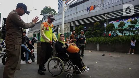 FOTO: Aksi Sigap Petugas KAI Commuter Line Layani Penumpang Lanjut Usia