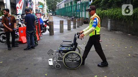 FOTO: Aksi Sigap Petugas KAI Commuter Line Layani Penumpang Lanjut Usia