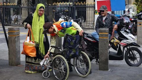 FOTO: Aksi Sigap Petugas KAI Commuter Line Layani Penumpang Lanjut Usia