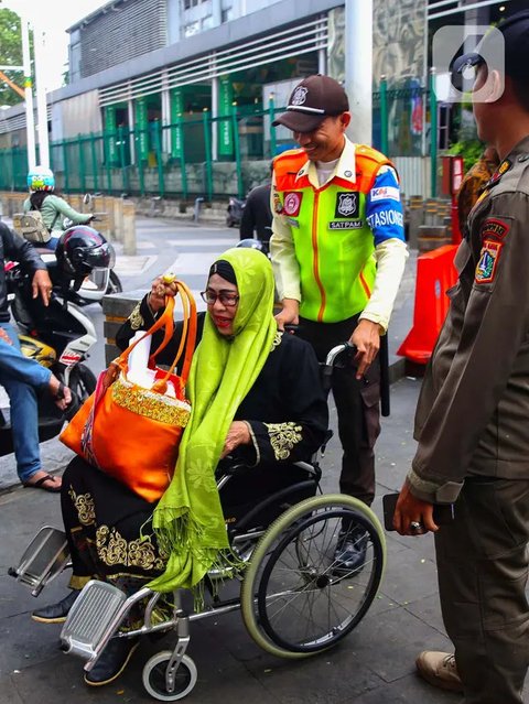 FOTO: Aksi Sigap Petugas KAI Commuter Line Layani Penumpang Lanjut Usia