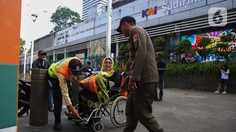 FOTO: Aksi Sigap Petugas KAI Commuter Line Layani Penumpang Lanjut Usia