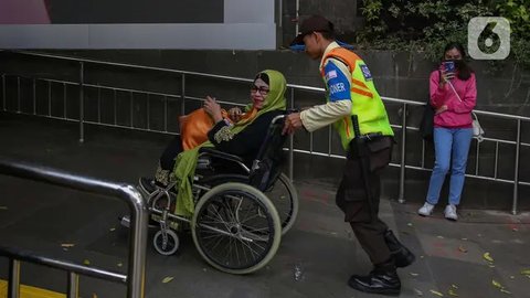 FOTO: Aksi Sigap Petugas KAI Commuter Line Layani Penumpang Lanjut Usia