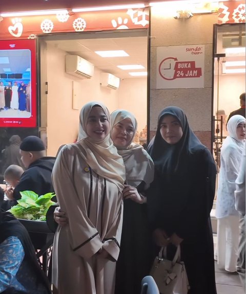 Dewi Perssik Nikmati Liburan di Turki Seusai Umrah, Tampilannya Dipuji Makin Awet Muda