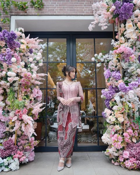 Fuji Tampil Anggun dan Cantik Mengenakan Kebaya Warna Pink saat acara Tunangan Kakaknya