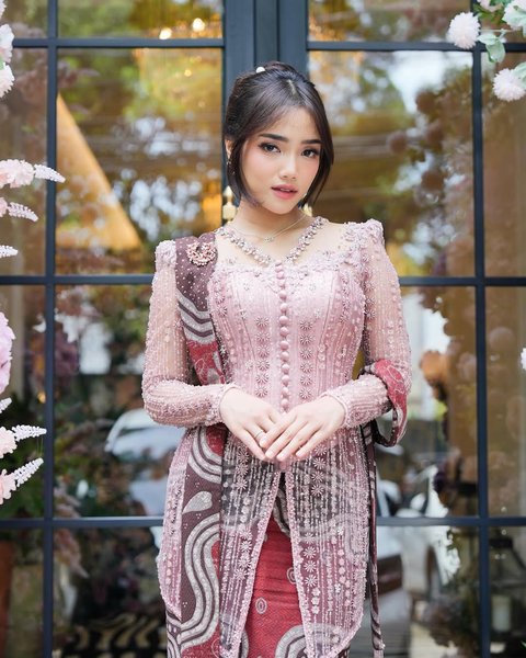 Fuji Tampil Anggun dan Cantik Mengenakan Kebaya Warna Pink saat acara Tunangan Kakaknya