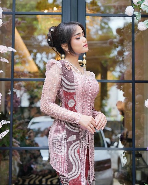 Fuji Tampil Anggun dan Cantik Mengenakan Kebaya Warna Pink saat acara Tunangan Kakaknya