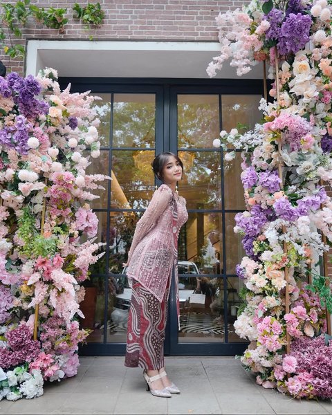 Fuji Tampil Anggun dan Cantik Mengenakan Kebaya Warna Pink saat acara Tunangan Kakaknya