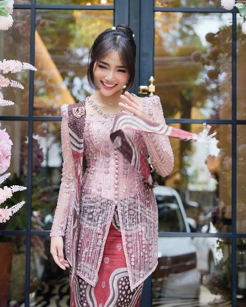 Fuji Tampil Anggun dan Cantik Mengenakan Kebaya Warna Pink saat acara Tunangan Kakaknya