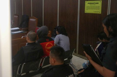 FOTO: Ekspresi Mario Dandy Jalani Sidang Kasus Pencabulan, Tutupi Wajah Pakai Masker dan Hoodie