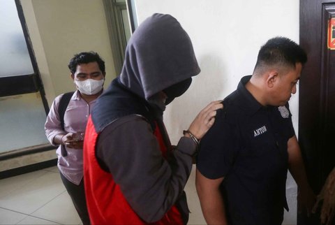 FOTO: Ekspresi Mario Dandy Jalani Sidang Kasus Pencabulan, Tutupi Wajah Pakai Masker dan Hoodie