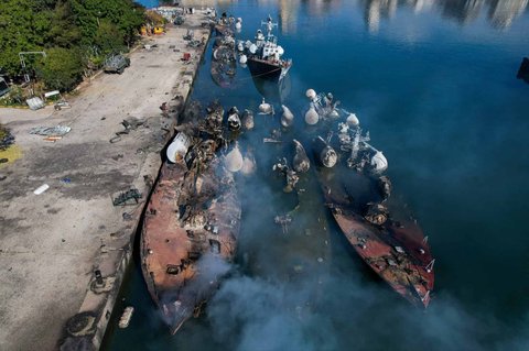 FOTO: Kondisi Terkini Armada Kapal Laut Suriah yang Hancur Lebur Digempur Israel