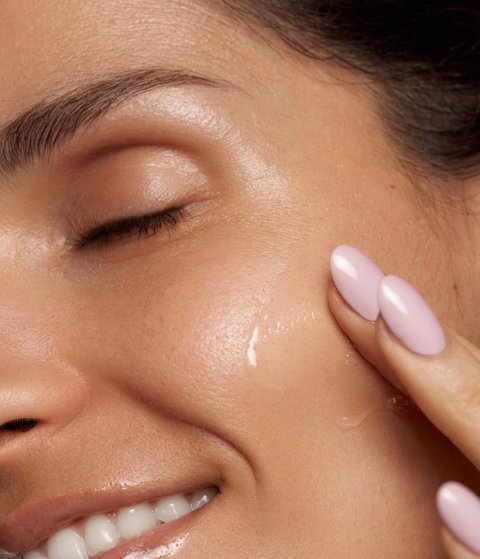 7 Tips Makeup Wanita saat Liburan Musim Dingin, Bikin Wajah Tetap Glowing dan Anti Badai