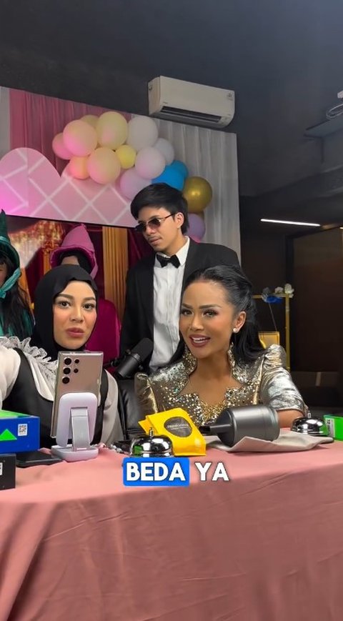 Kris Dayanti Tampil Total saat Ikut Siaran Langsung olshop Aurel Hermansyah Mengenakan Busana Bling-bling