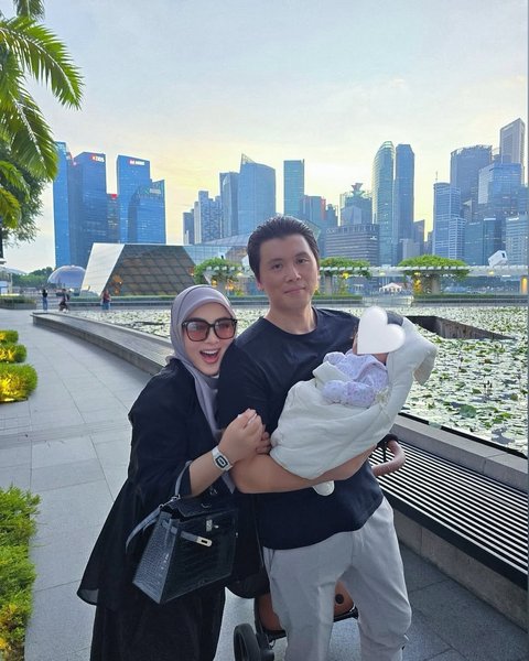 Syahrini dan Reyno Barack Kompak Momong Anak di Singapura, Begini Momennya