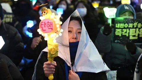 FOTO: Cara Unik Generasi Muda Korsel di Demo Pemakzulan Presiden, Serentak Nyalakan Light Stick K-Pop