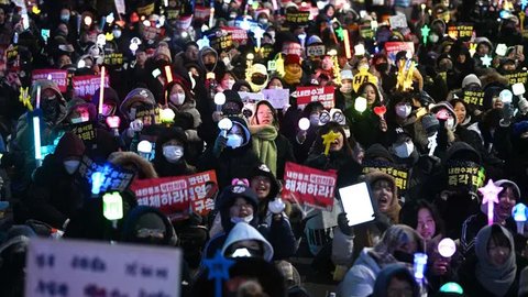 FOTO: Cara Unik Generasi Muda Korsel di Demo Pemakzulan Presiden, Serentak Nyalakan Light Stick K-Pop