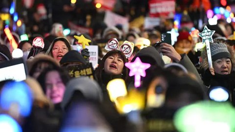 FOTO: Cara Unik Generasi Muda Korsel di Demo Pemakzulan Presiden, Serentak Nyalakan Light Stick K-Pop