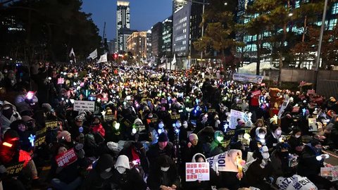 FOTO: Cara Unik Generasi Muda Korsel di Demo Pemakzulan Presiden, Serentak Nyalakan Light Stick K-Pop