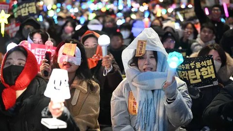 FOTO: Cara Unik Generasi Muda Korsel di Demo Pemakzulan Presiden, Serentak Nyalakan Light Stick K-Pop