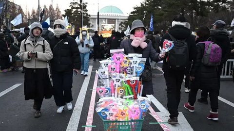 FOTO: Cara Unik Generasi Muda Korsel di Demo Pemakzulan Presiden, Serentak Nyalakan Light Stick K-Pop