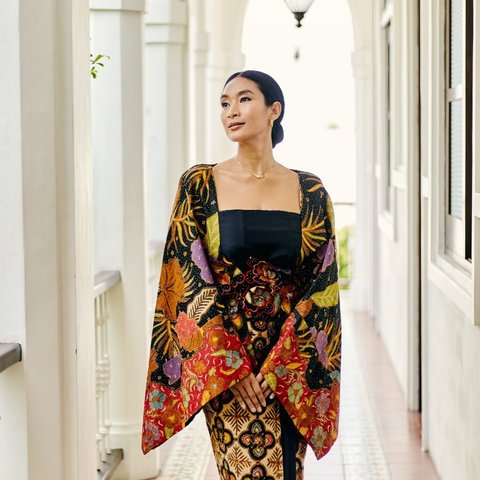 Happy Salma Tampil Cantik dengan Gaun Batik Panjang, Begini Tampilannya